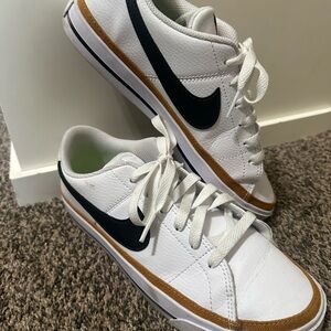 Nike women’s White Black Brown Low-Top Sneakers size 8